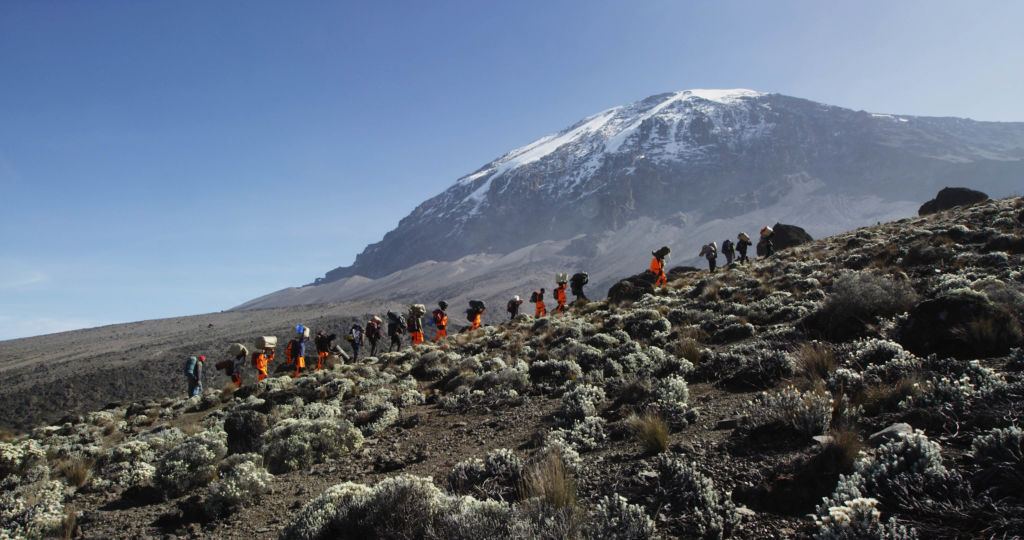 Porteurs transportant des bagages sur le Kilimandjaro